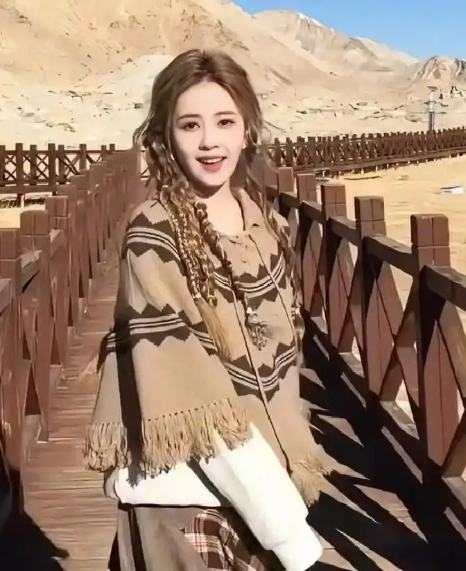 女明星的冬装_冬季保暖显瘦穿搭_同色系材质比例穿搭